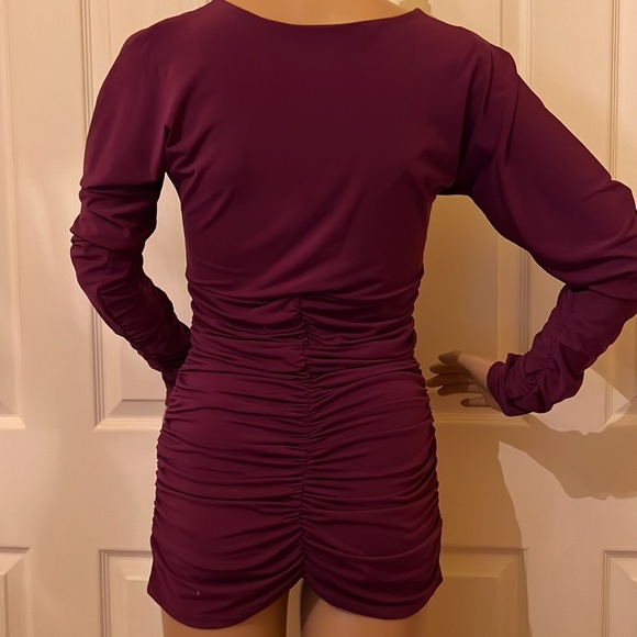 Lola and Sophie long sleeved plum top plunge neckline . Fitted waist/hips sz M - Picture 5 of 5